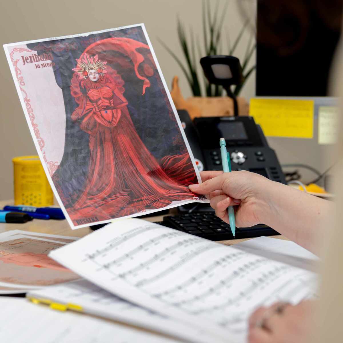 Dettaglio dello studio di una partitura per la regia