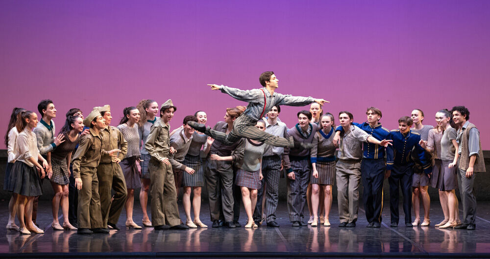 f7d411dc8ba2edcdfed0da678c2a228a_38964_un_ballerino_in_scena_con_corpo_di_ballo_danza_image.jpg
