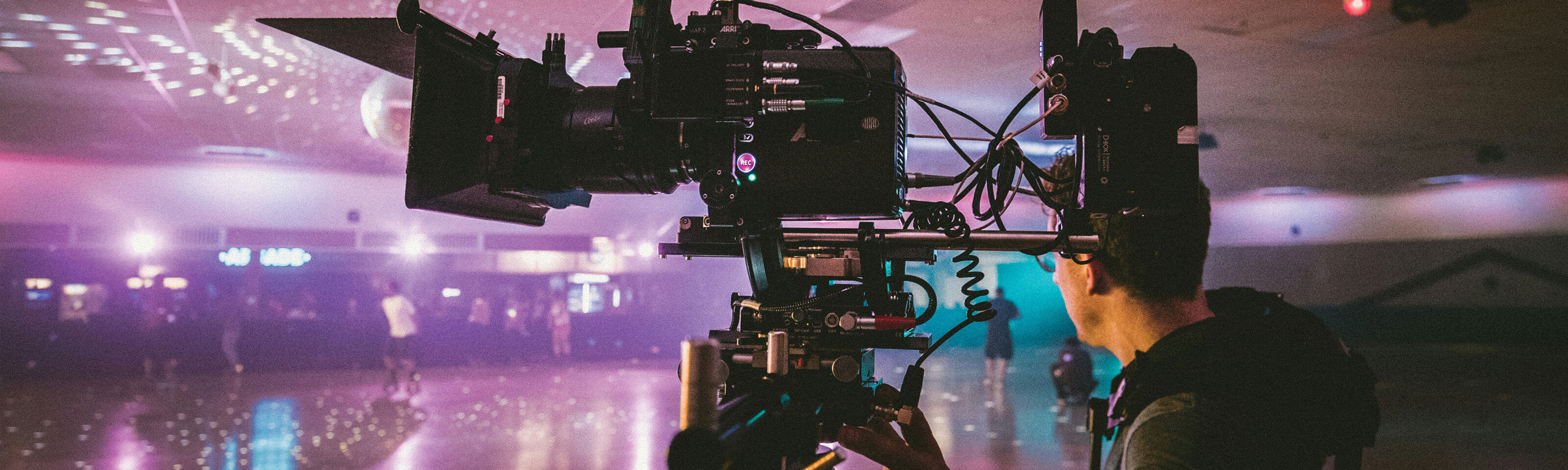 un operatore di camera e fotografo in sessione di ripresa per un progetto multimediale