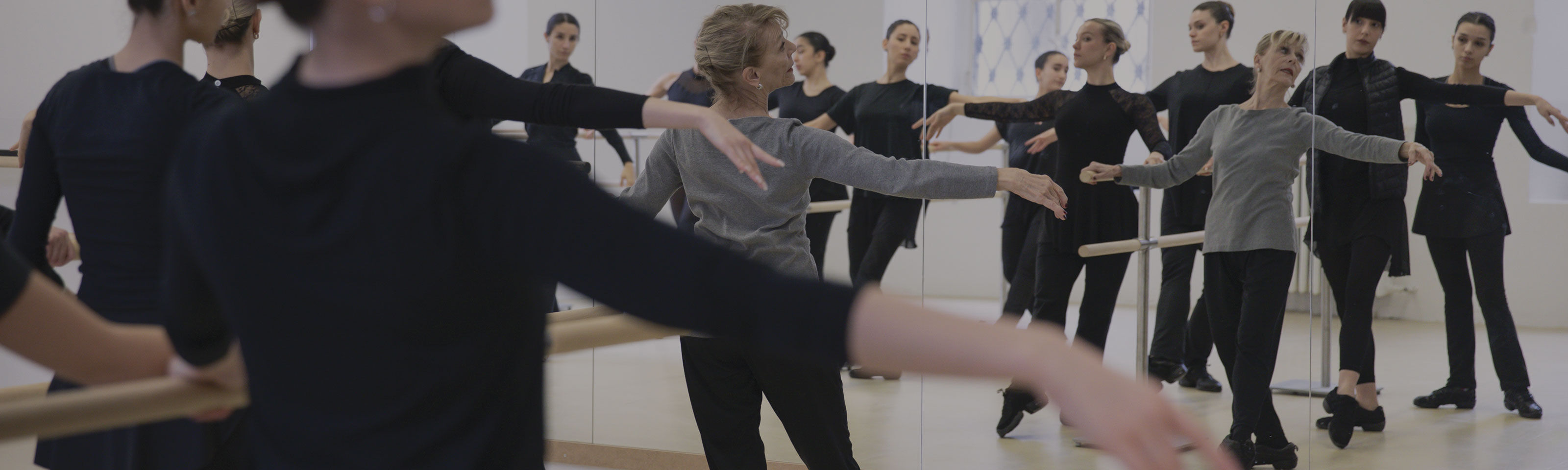 classe di danza a lezione alla sbarra