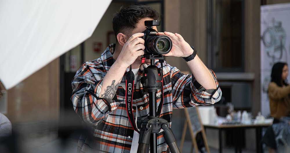 fotografo al lavoro in ripresa esterna