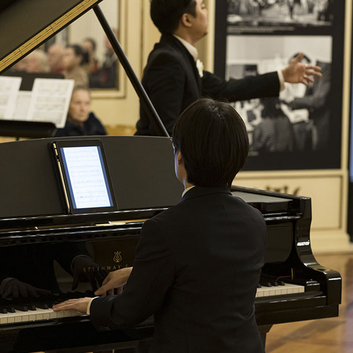 un momento di concerto con cantante e pianista accompagnatore