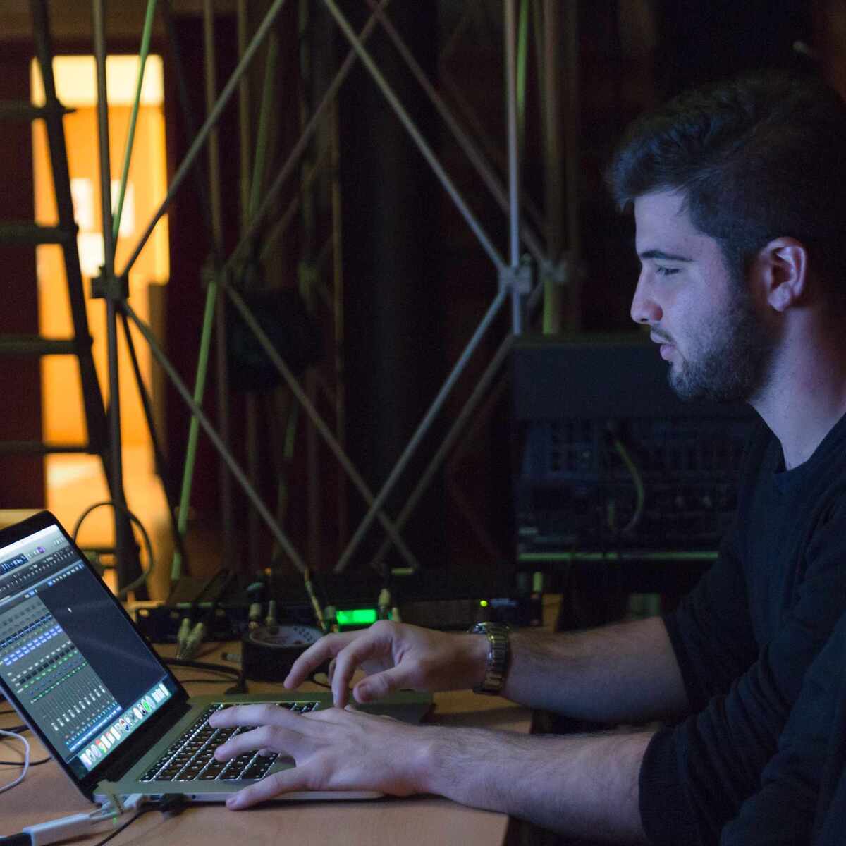 un digital content creator che lavora alla consolle per un progetto multimediale per le performing arts