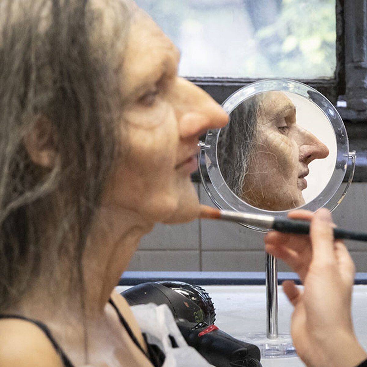 Prova di applicazione di special make-up per invecchiamento su modella.