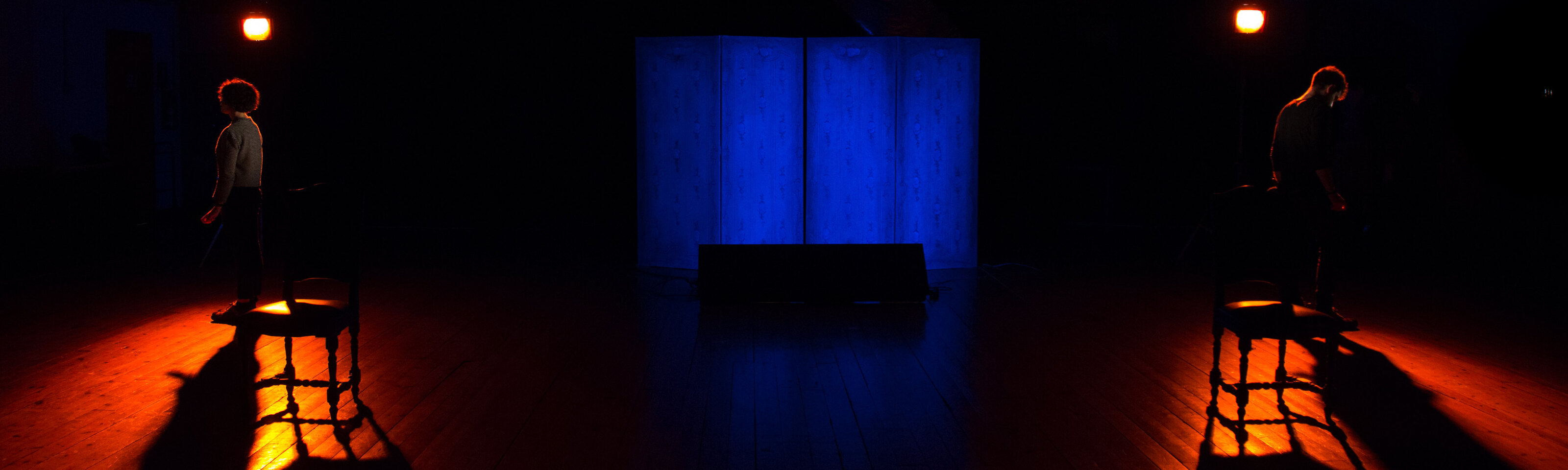 Luci arancioni e blu in uno spettacolo teatrale. Illuminazione live