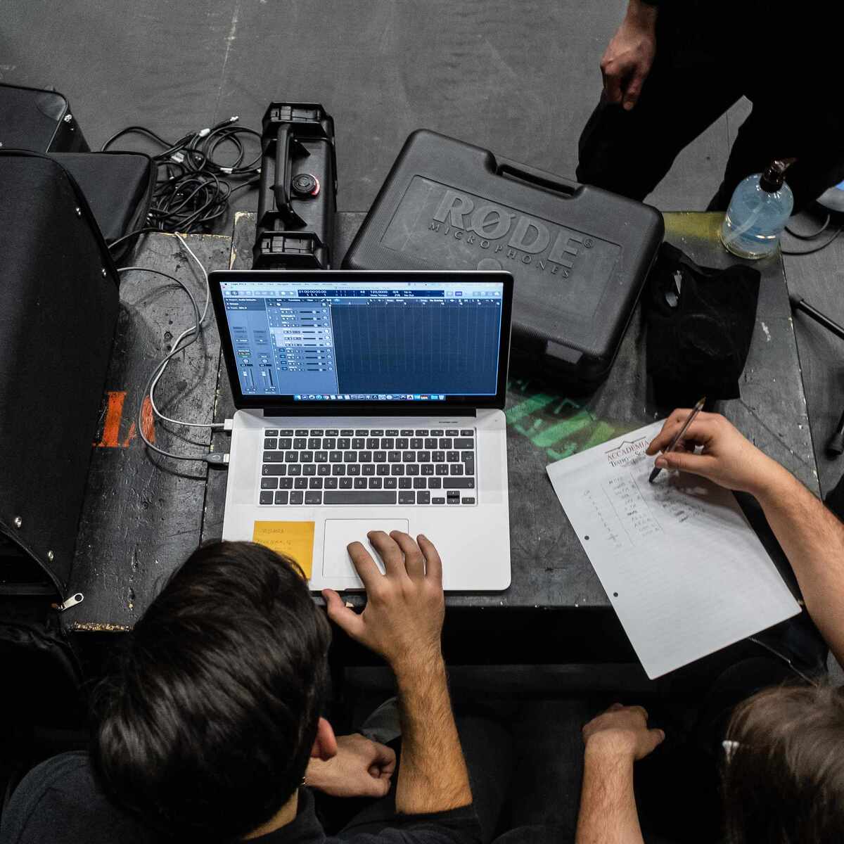 tecnici del suono al lavoro in backstage per eventi