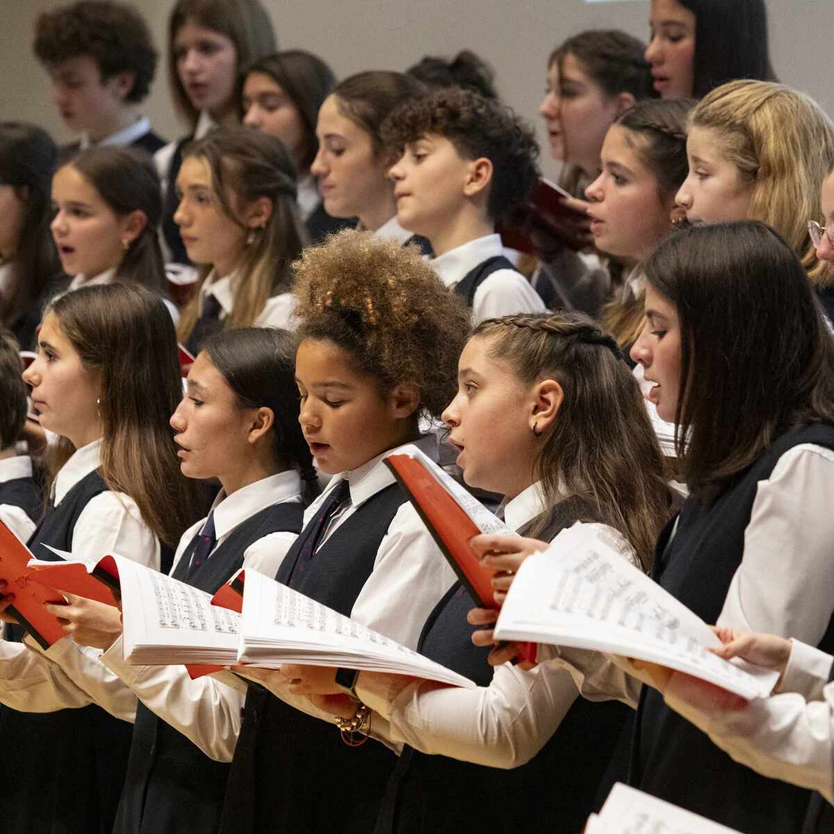 Primo piano di bambini voci bianche in concerto