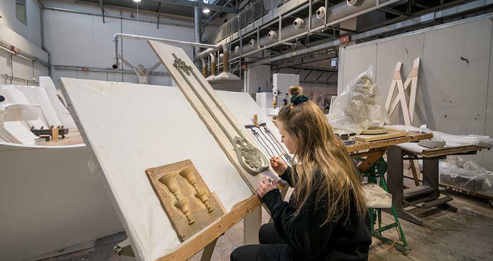 valentina volpi al lavoro su tavole nel laboratorio di scenografia