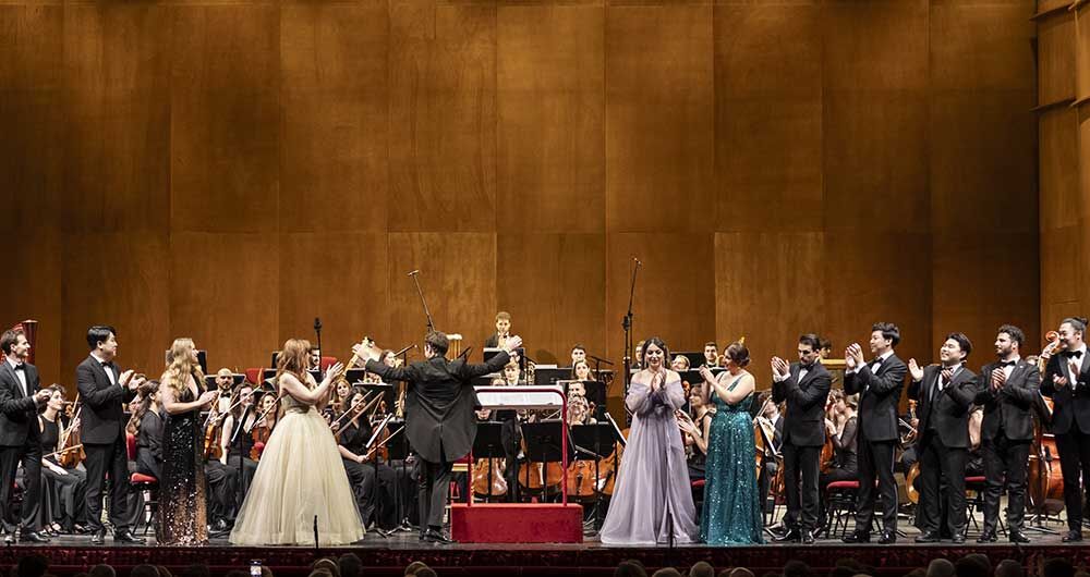 67ec470e5a7af7bff2247a90802186f5_41304_istituzionale2024_image___applausi_finali_a_cantanti_e_orchestra_al_termine_di_un_concerto.jpg