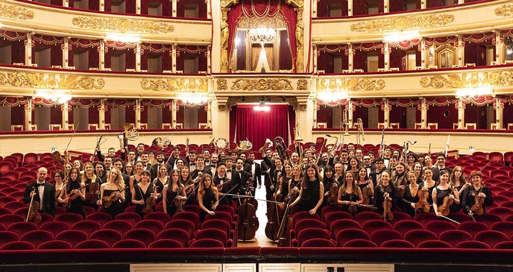 musicisti di orchestra con strumenti