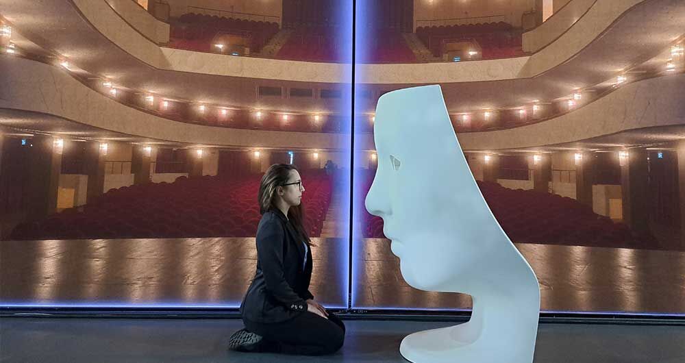 la direttrice di scena olga zamboni in palcoscenico