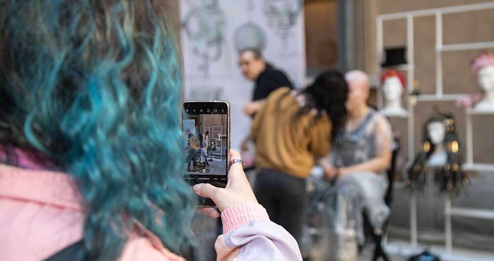 una persona scatta una foto durante un open day