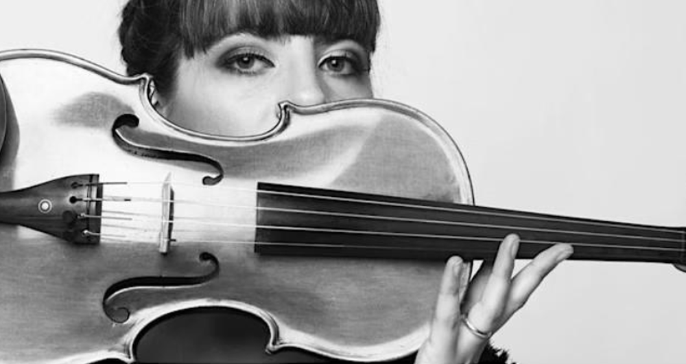ritratto bianco e nero di musicista con il suo violino
