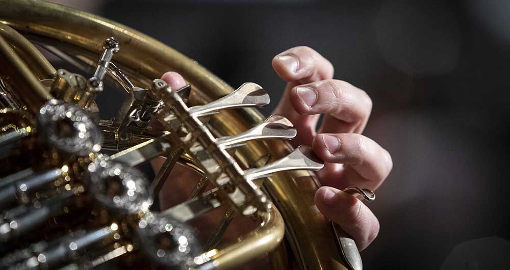 particolare di un corno d'orchestra in ottone