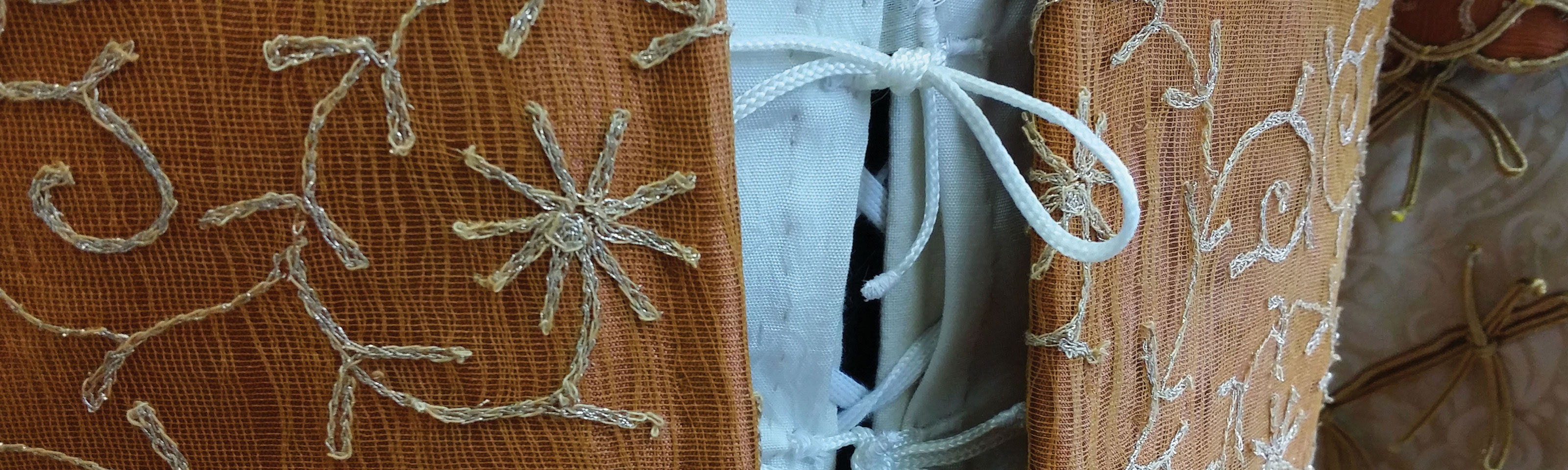Dettaglio di costume di scena con corsetto