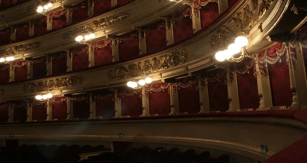 veduta dei palchi di un teatro illuminati