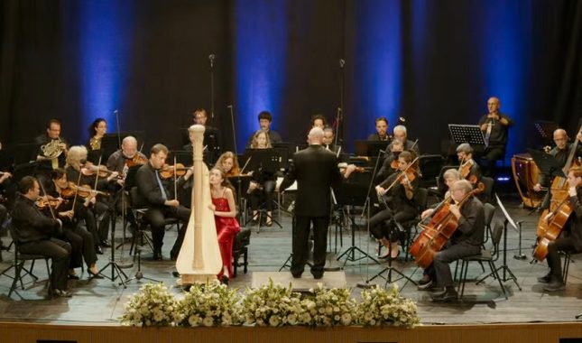 claudia lucia lamanna alla finale del concorso per arpa di Israele con l'orchestra diretta da doron salomon